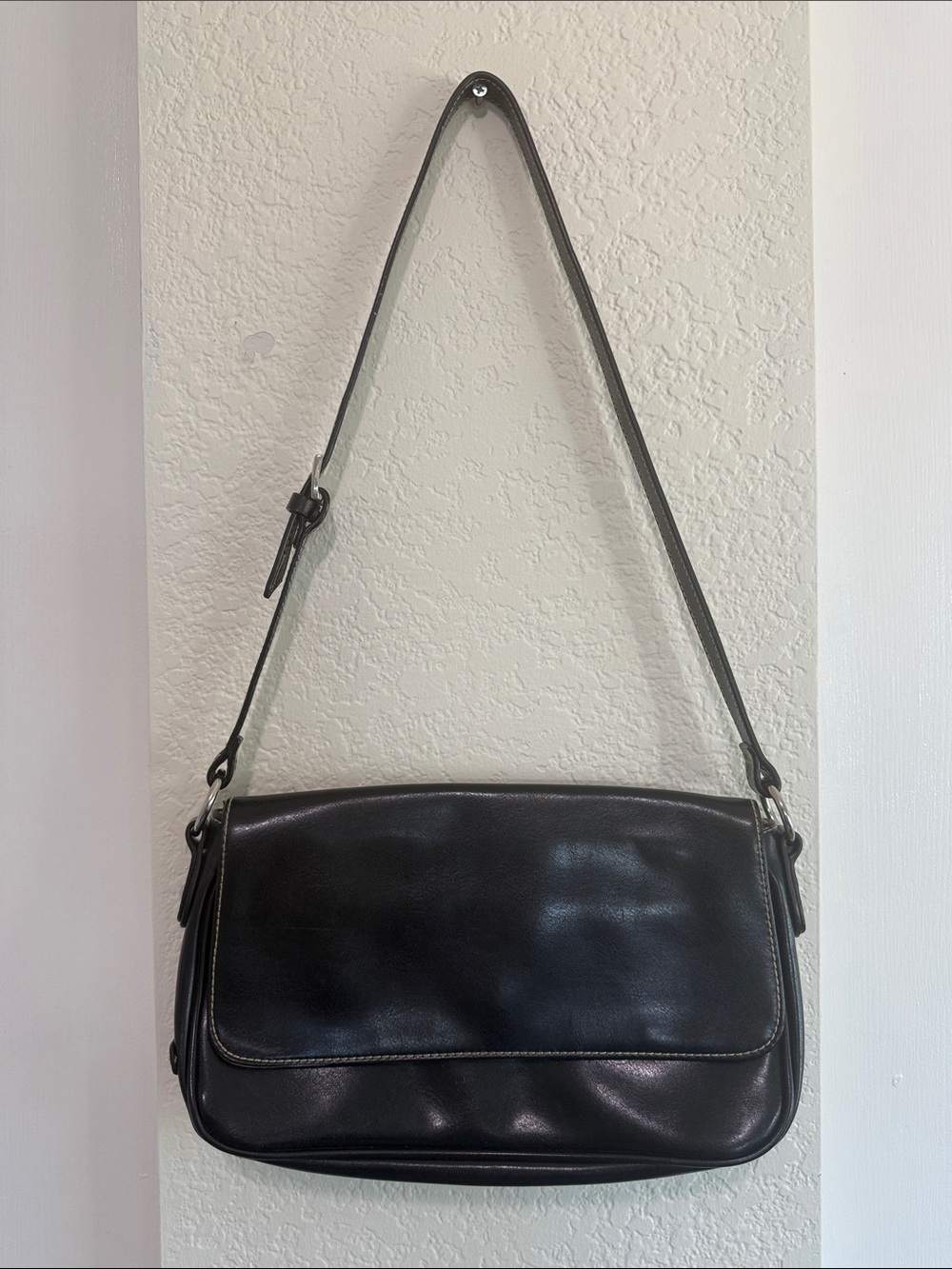 Liz Claiborne Black Leather Shoulder Bag with Flap Closure